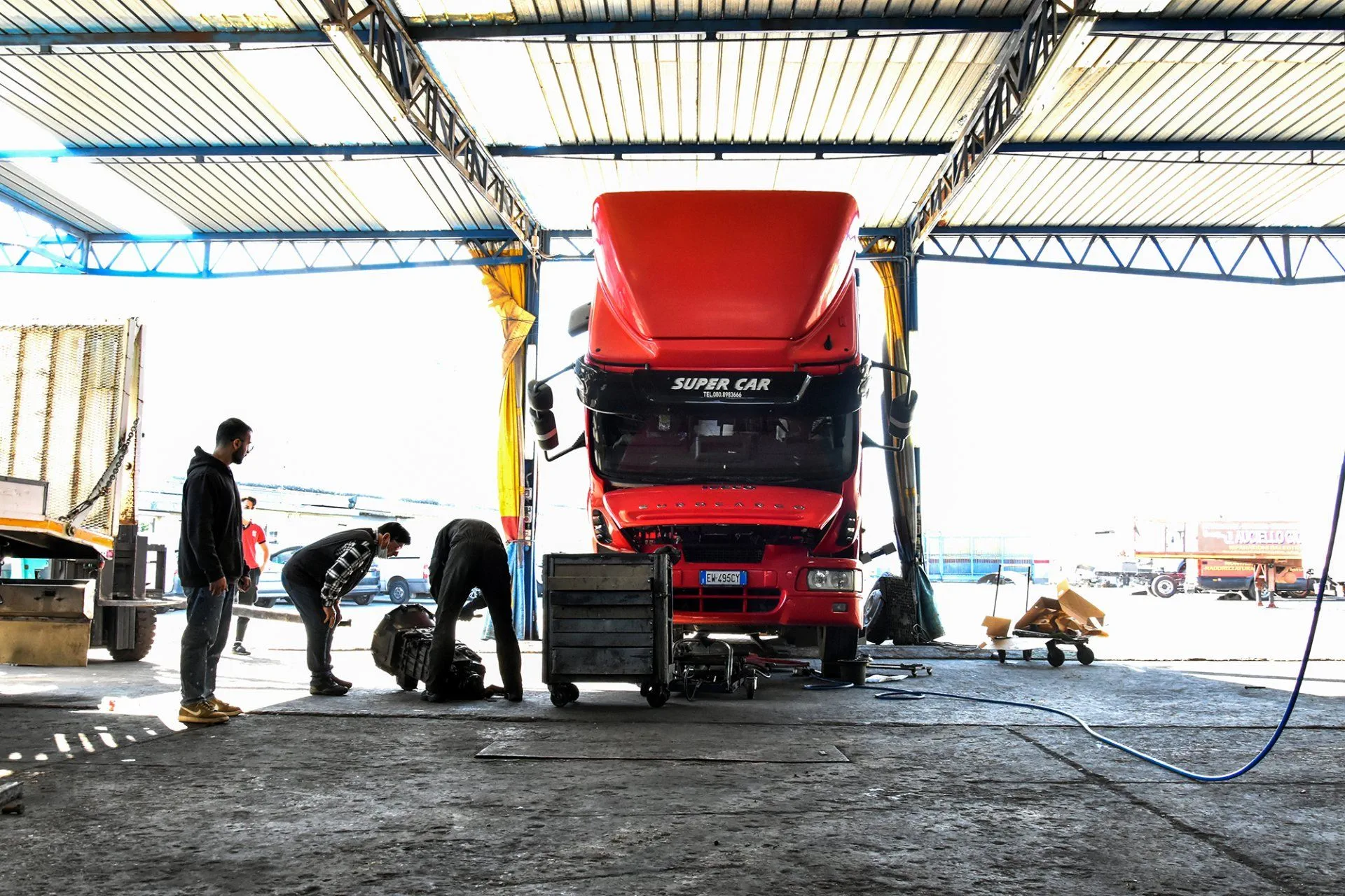 Camion in lavorazione nell'officina F.lli Auciello