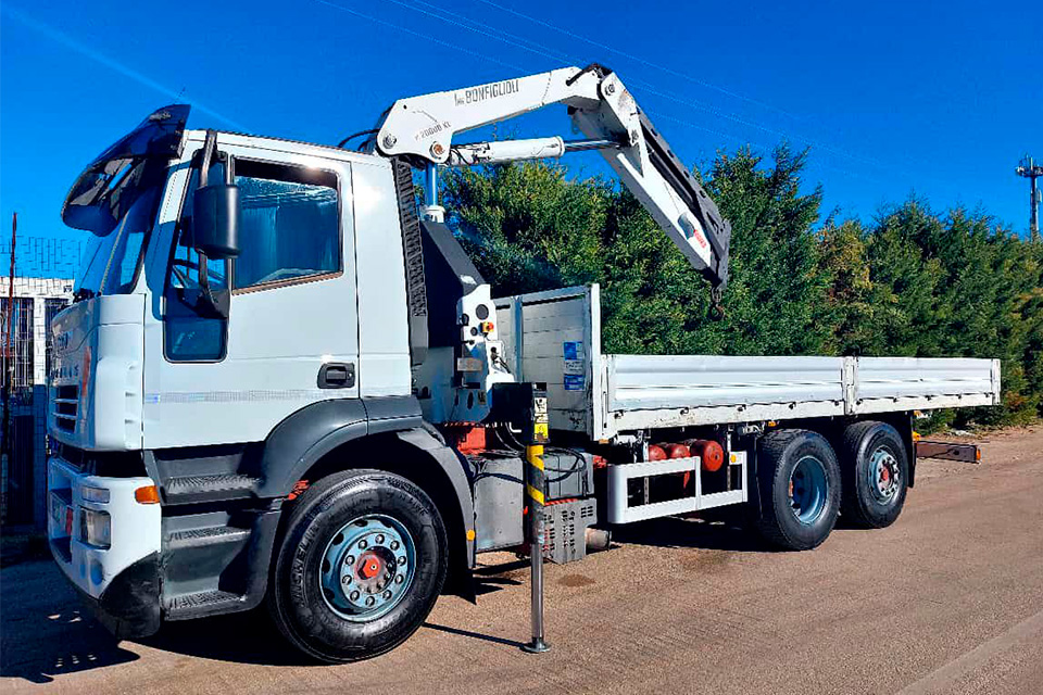 Iveco Stralis con gru